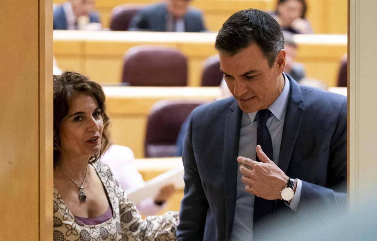 La ministra de Hacienda, María Jesús Montero y el presidente del Gobierno, Pedro Sánchez, a su salida de una sesión de control al Gobierno en el Senado