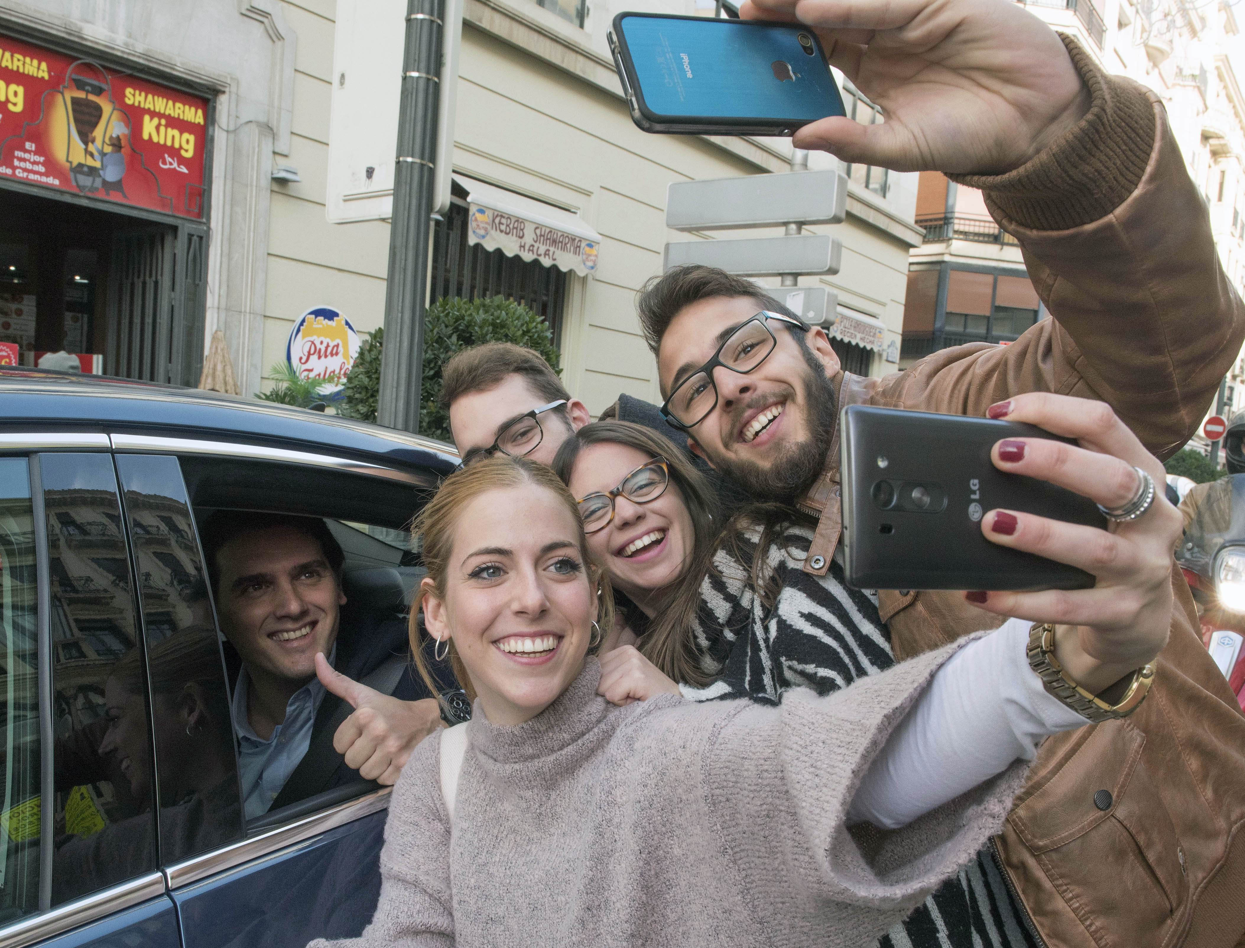 Albert Rivera pasa apuros en las calles de Granada