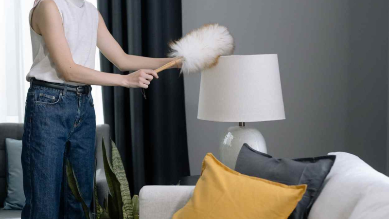 Las cinco cosas de tu casa que siempre te olvidas de limpiar: lámpara. Pexels