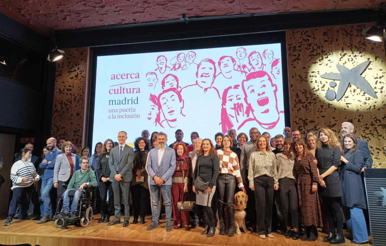 Foto de familia de la presentación de Acerca Cultura Madrid. El Plural