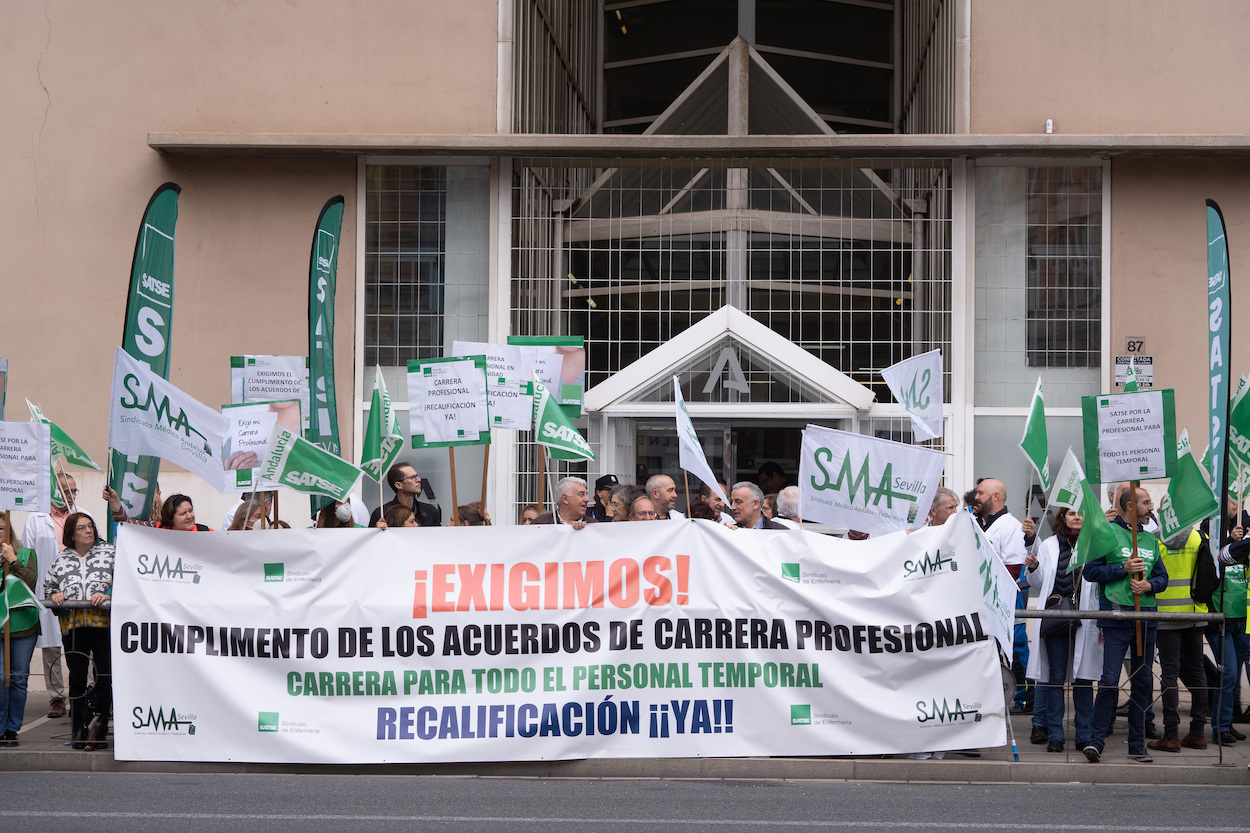Concentración de sanitarios ante la Delegación de Salud de Sevilla convocados por el Satse y el Sindicato Médico Andaluz. FRANCISCO J. OLMO/EP