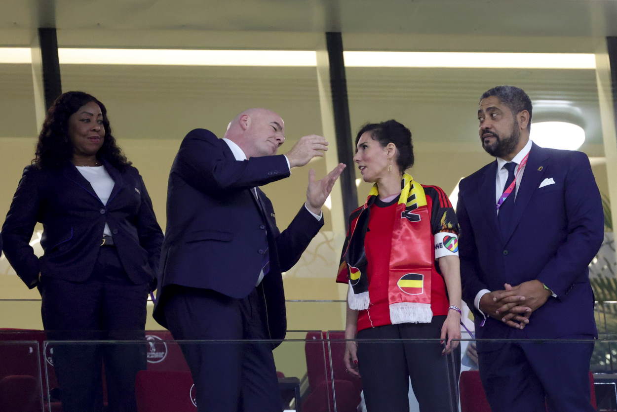 El presidente de la FIFA, Gianni Infantino, junto a la ministra de Exteriores de Bélgica, Hadja Lahbib, durante el Bélgica Canadá. EP