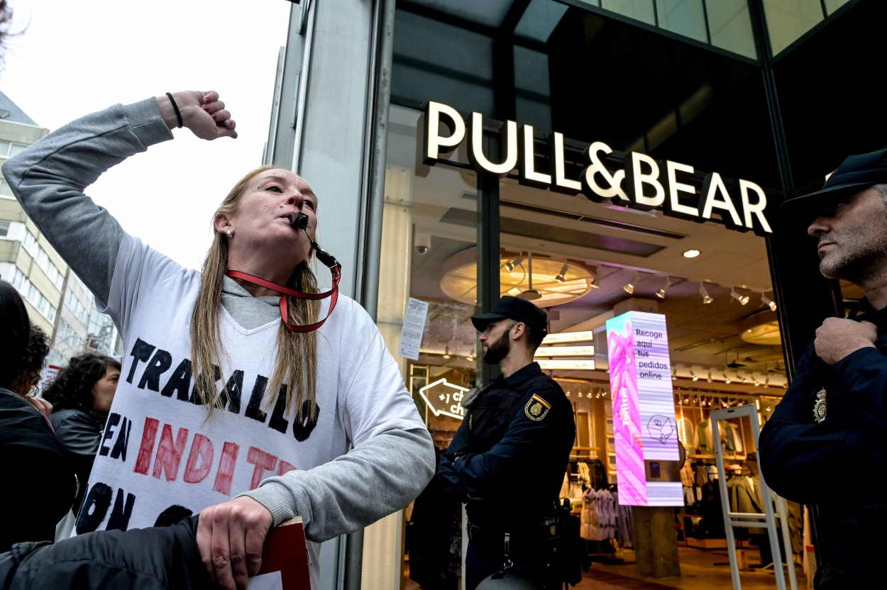 Una trabajadora de Inditex se manifiesta ante una tienda de Pull&Bear. EP