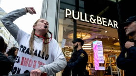 Una trabajadora de Inditex se manifiesta ante una tienda de Pull&Bear. EP