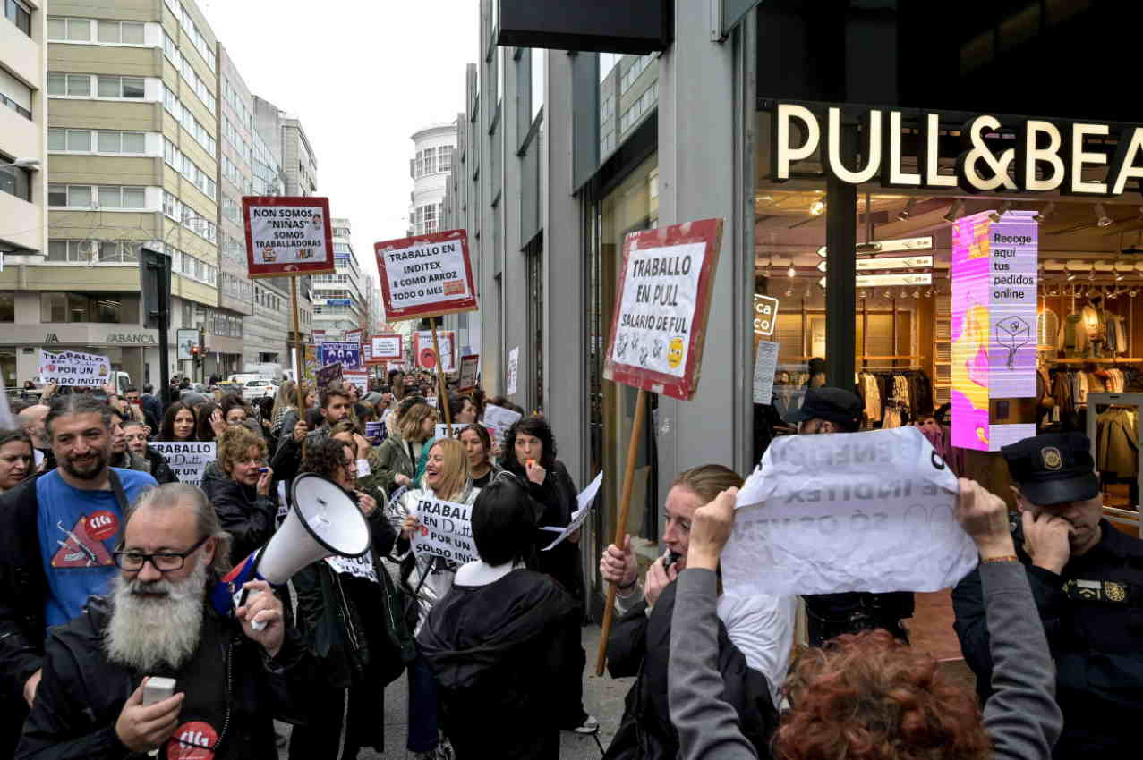 Trabajadores de Inditex se manifiestan ante una tienda de Pull&Bear. EP