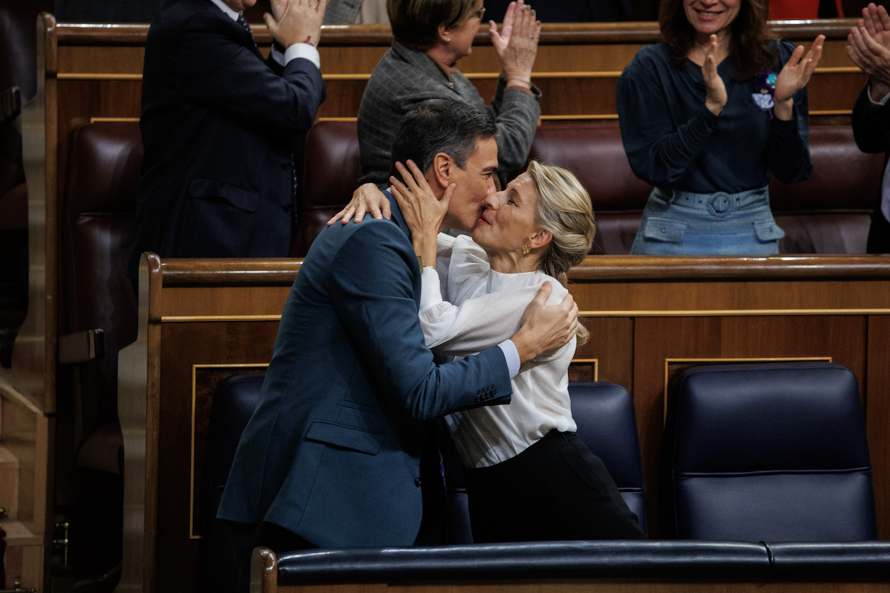 El presidente del Gobierno, Pedro Sánchez, y la vicepresidenta segunda y ministra de Trabajo y Economía Social, Yolanda Díaz, se abrazan tras la aprobación de los PGE2023 en una sesión plenaria en el Congreso de los Diputados