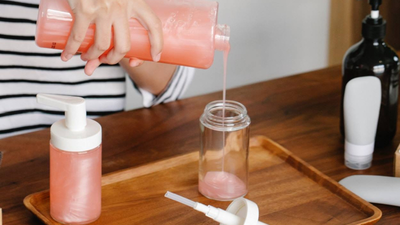 Desinfecta tus trapos de cocina y estropajos en un minuto con un truco infalible. Pexels