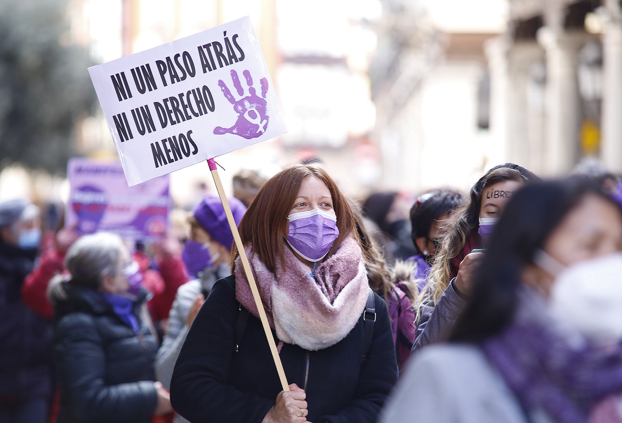 Una mujer porta una pancarta en Valladolid contra la violencia machista. EP