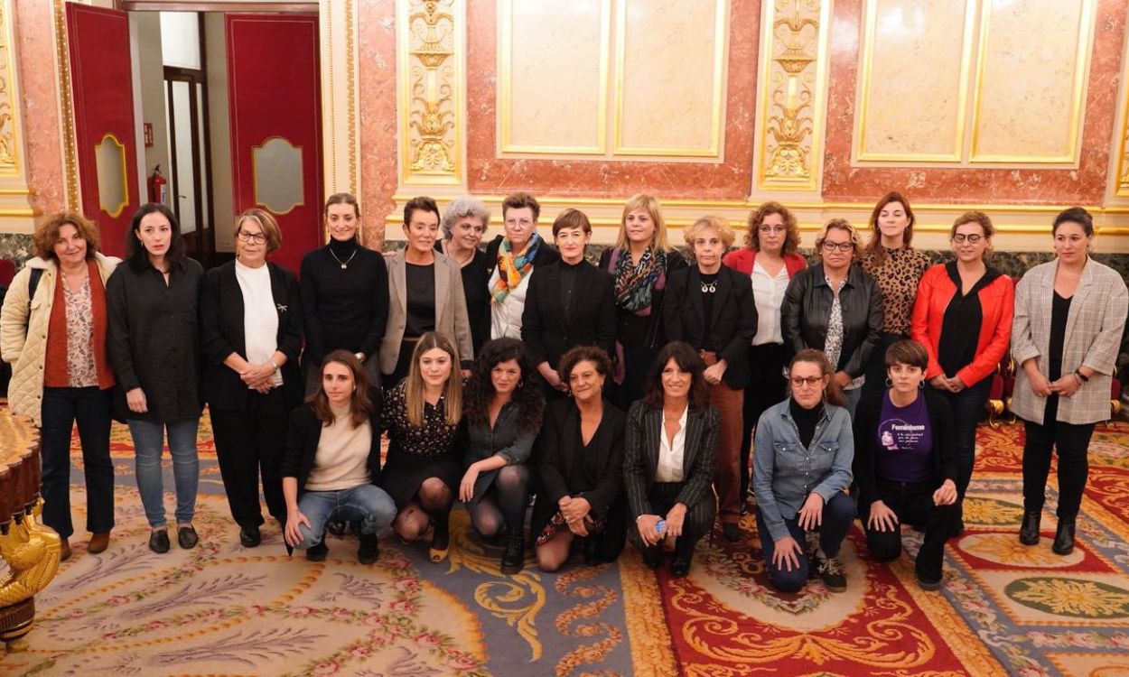 Foto de varias diputadas en el Congreso contra los insultos machistas de Vox a Irene Montero