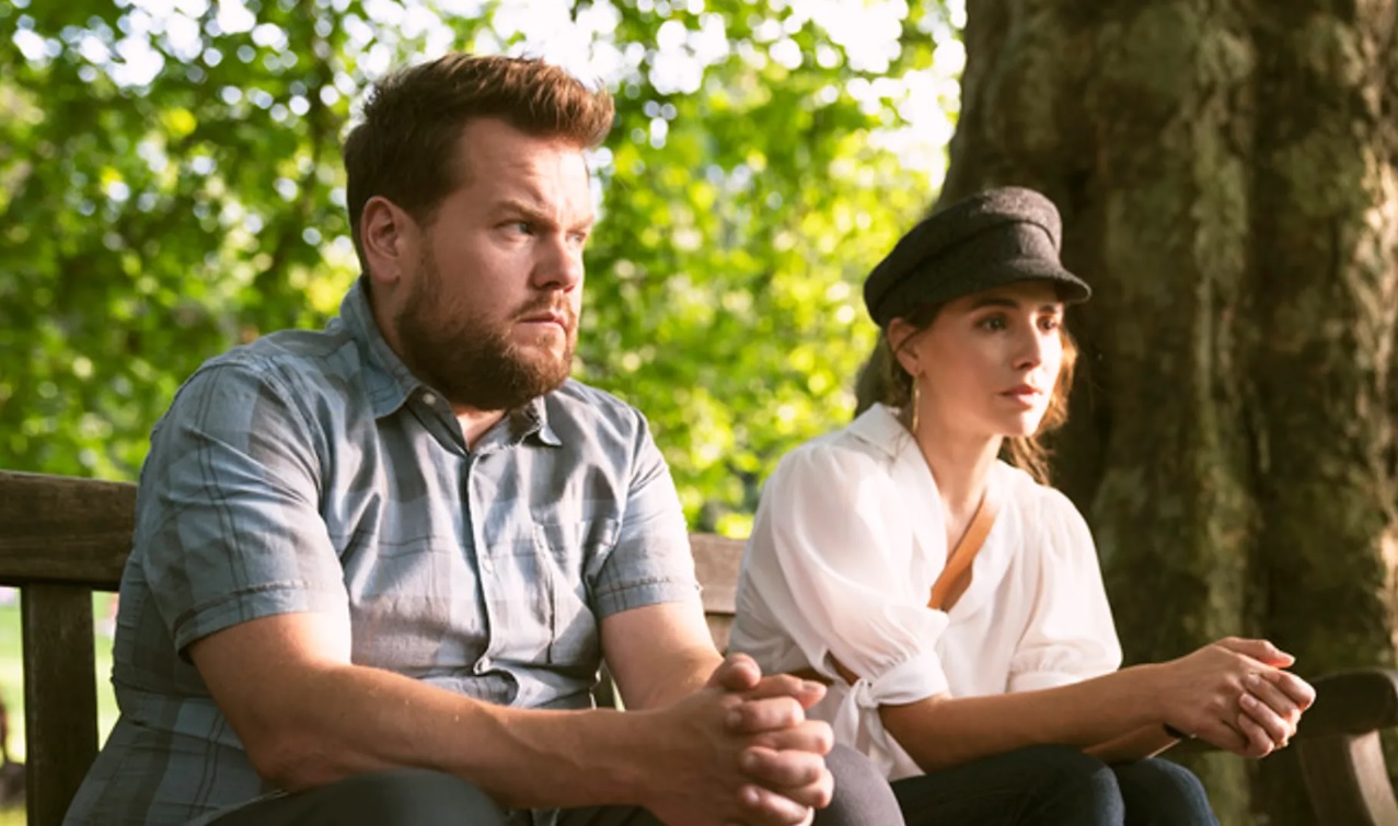 James Corden y Melia Kreiling en 'Mamíferos'. Amazon Prime Video.