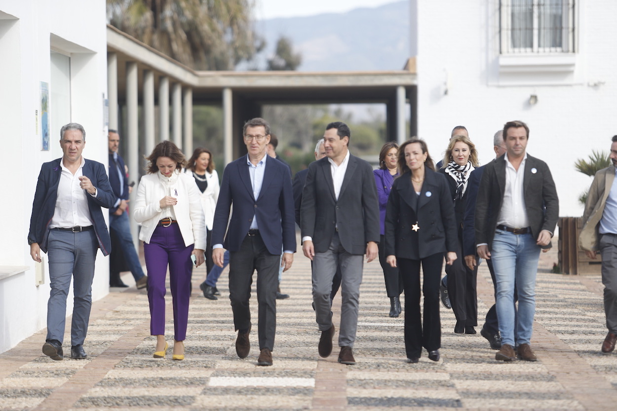 Alberto Núñez Feijóo, Juan Manuel Moreno y otros dirigentes del PP, ayer a su llegada a un acto del partido en Málaga. Ángeles Muñoz fue la gran ausente. ÁLEX ZEA/EP