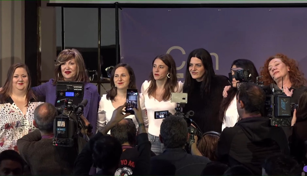 Irene Montero, acompañada de sus compañeras en el acto de Podemos en el Círculo de Bellas Artes. @Podemos via YouTube.