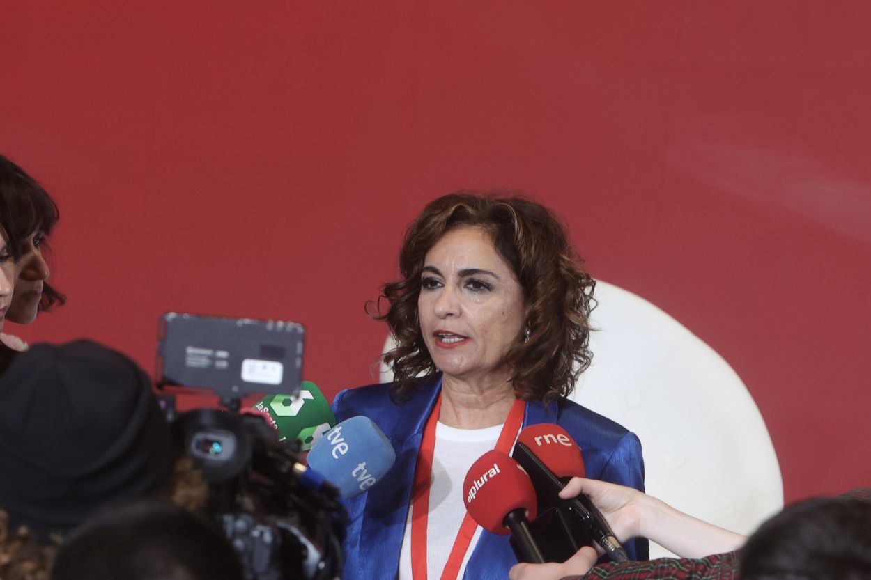 María Jesús Montero, ministra de Hacienda, atiende a los medios de comunicación en el Congreso de la Internacional Socialista. EP. 