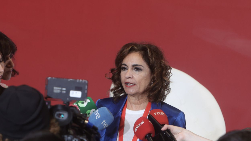 María Jesús Montero, ministra de Hacienda, atiende a los medios de comunicación en el Congreso de la Internacional Socialista. EP. 