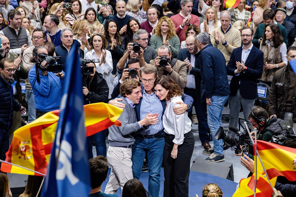 José Luis Martínez-Almeida, Alberto Núñez Feijóo e Isabel Díaz Ayuso, durante el acto del PP de este sábado. EP.