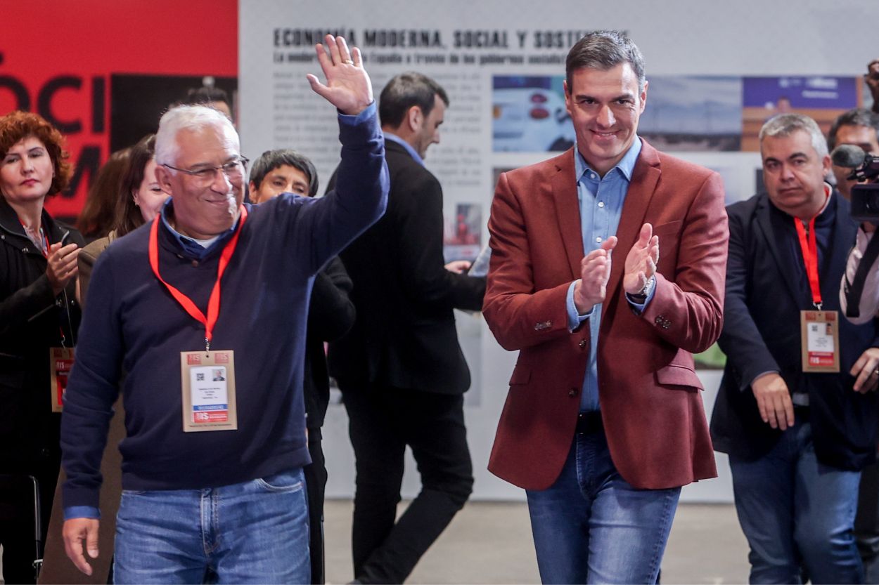 El presidente del Gobierno de España y de la Internacional Socialista, Pedro Sánchez, junto a su homólogo portugués, Antonio Costa. EP.