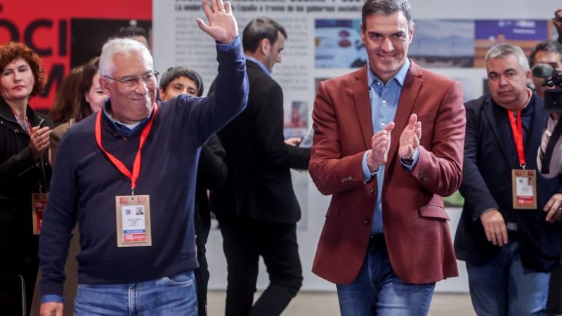 El presidente del Gobierno de España y de la Internacional Socialista, Pedro Sánchez, junto a su homólogo portugués, Antonio Costa. EP.