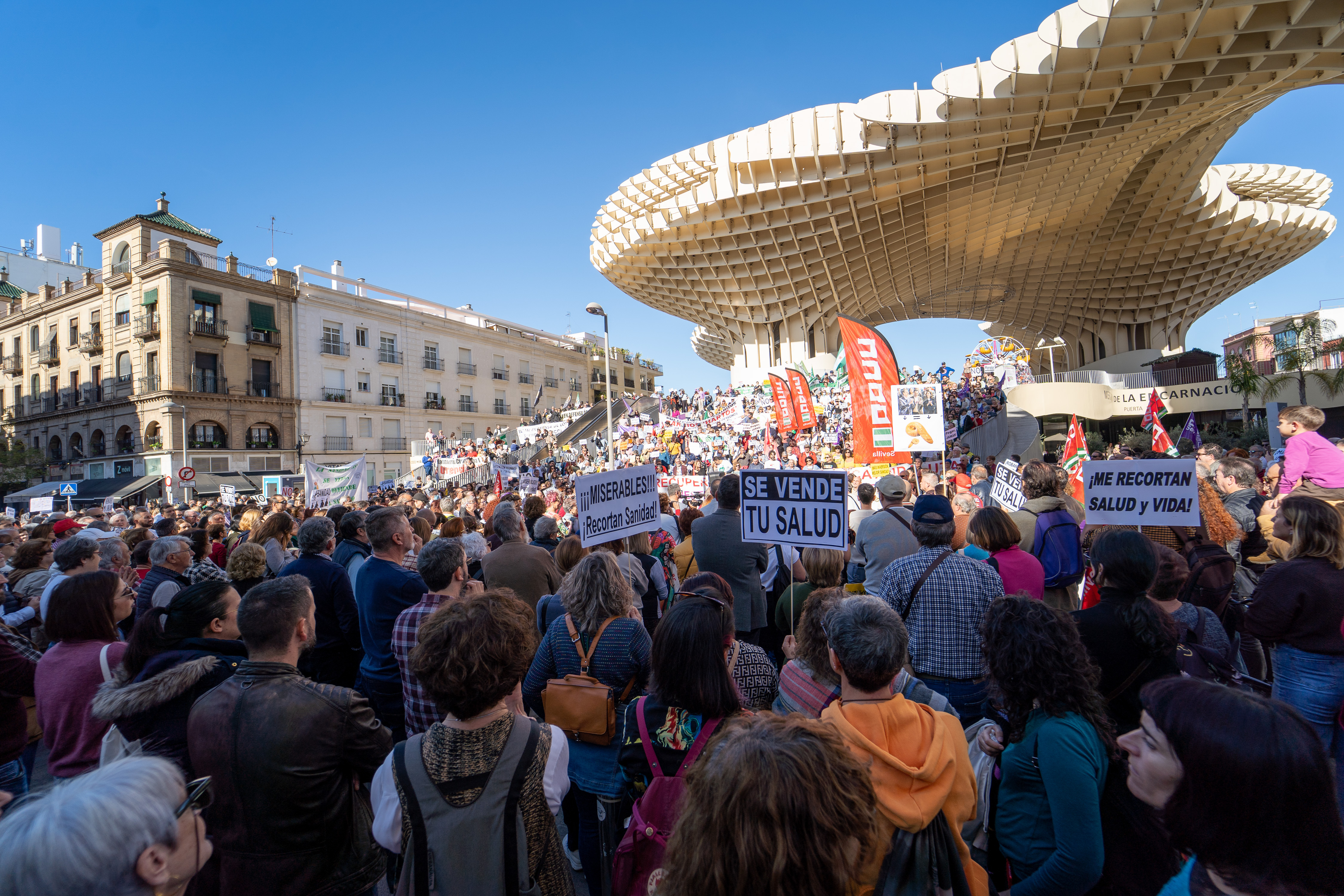 Manifestación ayer en Sevilla en defensa de la sanidad pública. FRANCISCO J. OLMO EP