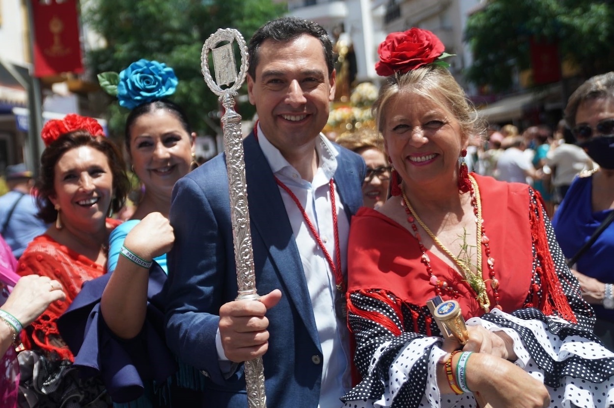 La imagen del presidente Moreno y la alcaldesa Muñoz es de junio pasado. Se tomó en la romería de San Bernabé, en Marbella. No es probable que vuelva a repetirse una escena parecida. TWITTER MORENO