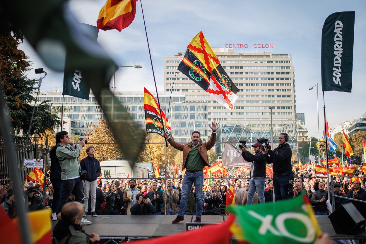 El líder nacional de Vox, Santiago Abascal, interviene durante la protesta por la derogación del delito de sedición. EP.