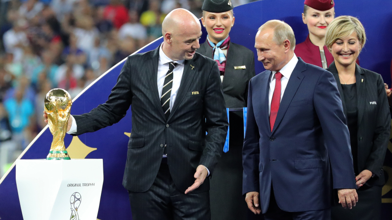 Vladimir Putin con la Copa del Mundo