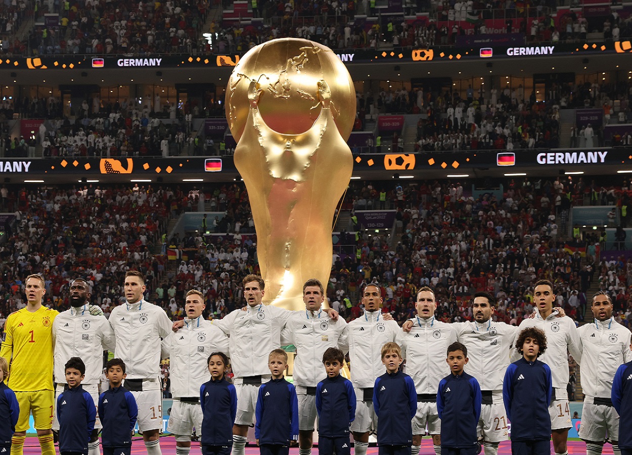 Los jugadores de la selección alemana de fútbol con una réplica a escala gigante de la Copa del Mundo en Qatar