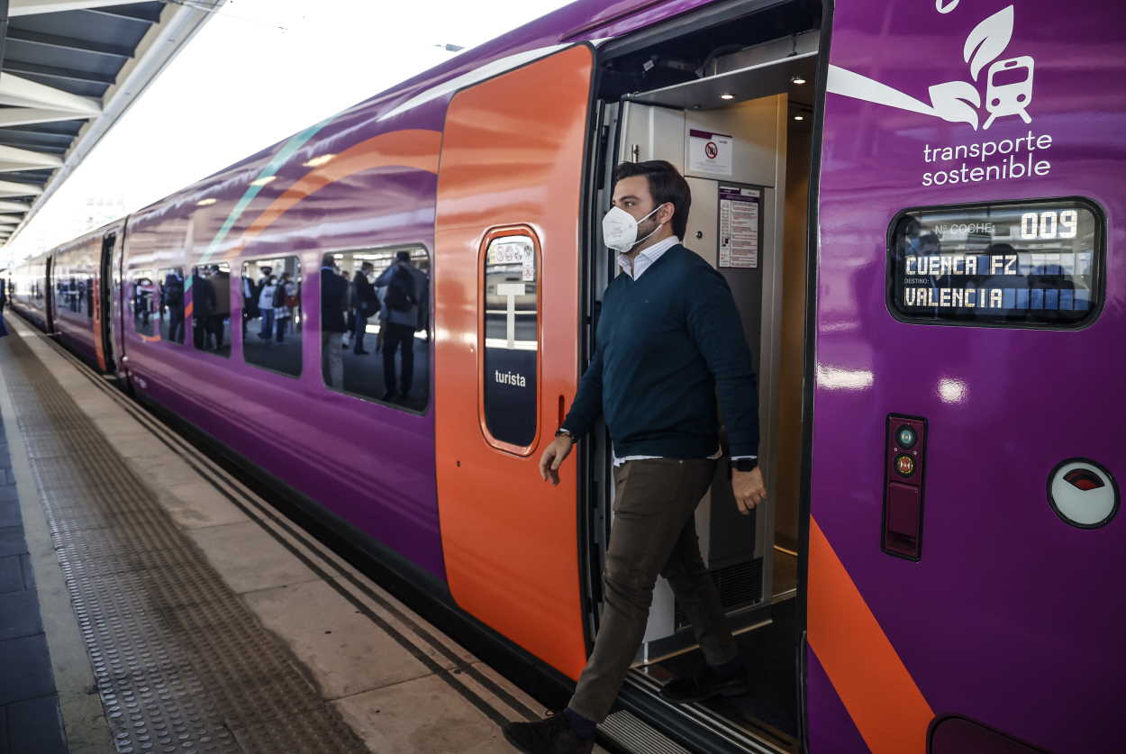 Un tren AVLO llega a la estación de Valencia. EP