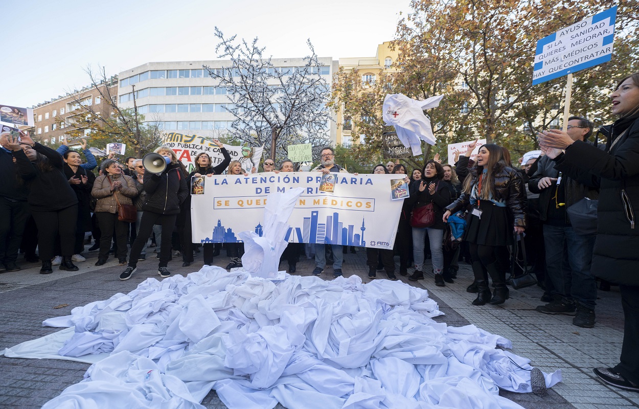 Los médicos tiran la bata contra Ayuso. EUROPA PRESS