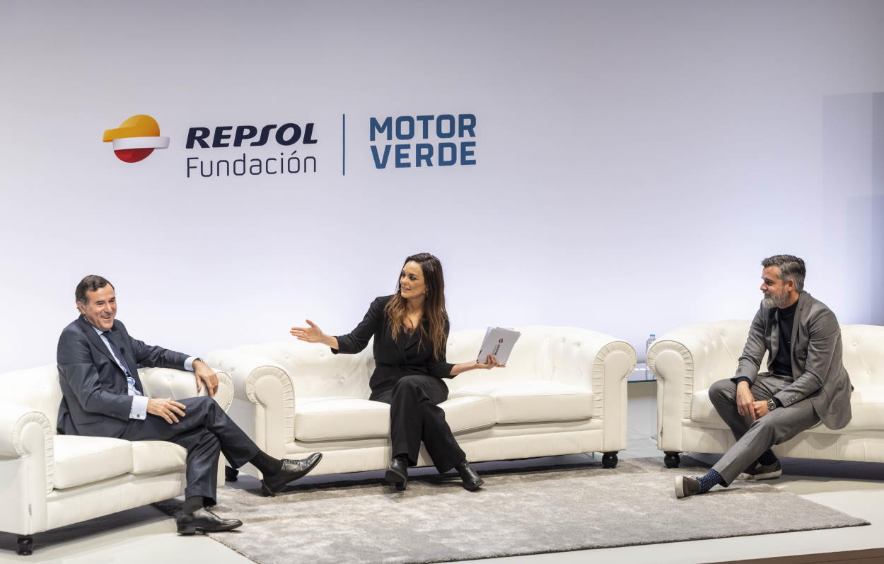 El Director General de la Fundación Repsol, Antònio Calçada, la periodista Mónica Carrillo y el Director General de Cliente de Repsol, Valero Marín