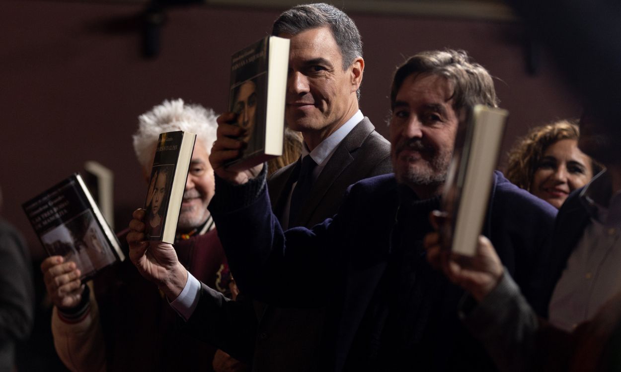 El presidente del Gobierno, Pedro Sánchez; el escritor, Luis García Montero; y el cineasta Pedro Almodóvar, en el homenaje a Almudena Grandes en el Ateneo de Madrid. EP.
