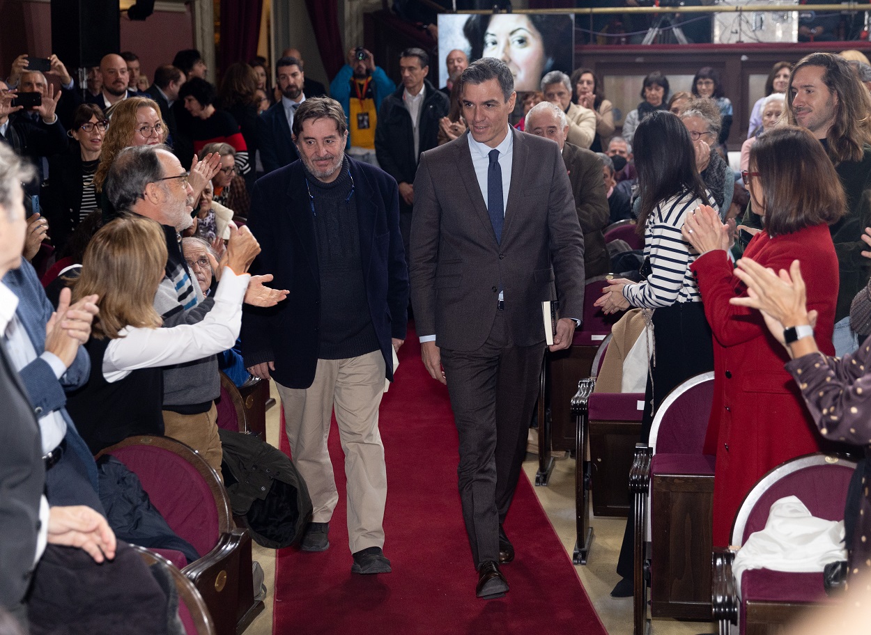 El escritor y director del Instituto Cervantes, Luis García Montero (i) y el presidente del Gobierno (d), Pedro Sánchez. EP.