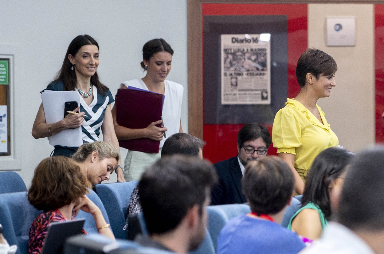 La ministra de Justicia, Pilar Llop; laministra de Igualdad, Irene Montero y la ministra Portavoz, Isabel Rodríguez, a su llegada a una rueda de prensa posterior a la reunión del Consejo de Ministros. EP.