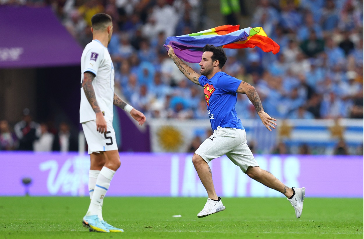Un aficionado salta al terreno de juego en Qatar con una bandera LGTBI. Fuente: @Carrusel