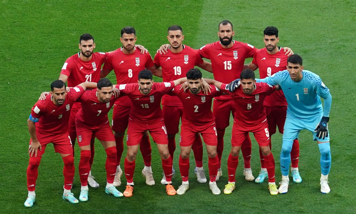 La selección nacional de fútbol de Irán, antes de su partido contra Inglaterra en el Mundial de Qatar