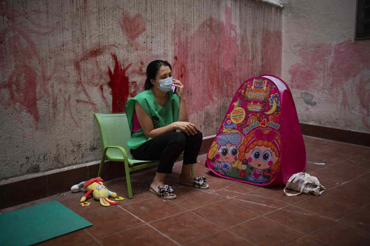 Una mujer, madre de cuatro hijos, momentos después de ser desahuciada de su hogar por la Unidad de Intervención Policial o antidisturbios. EP