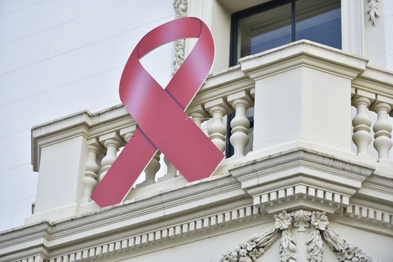 Lazo rojo (que representa la lucha contra el SIDA y el VIH) en la fachada del Palacio de Gobierno riojano. Gobierno de la Rioja.
