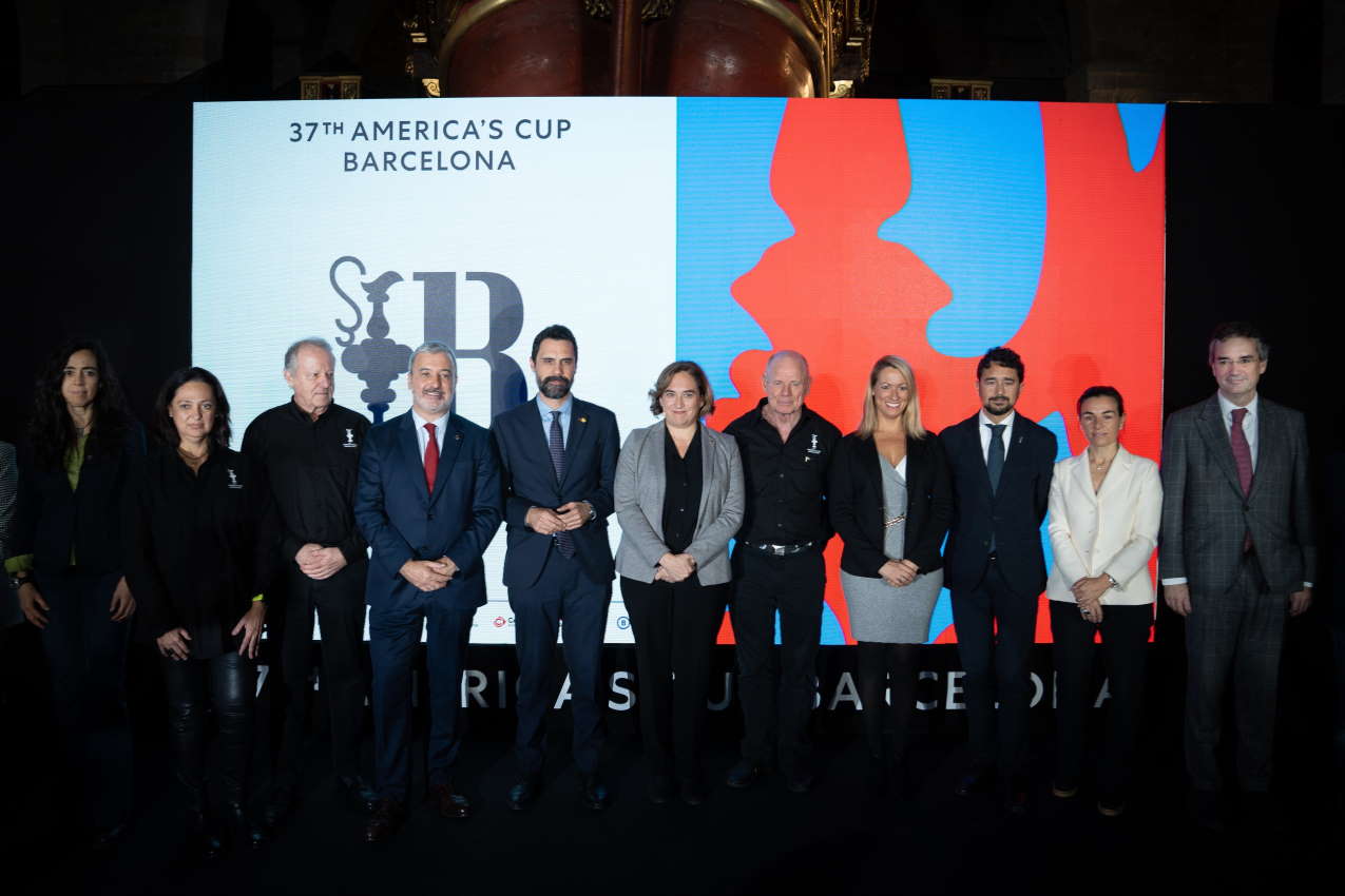 Jaume Collboni, Roger Torrent, Ada Colau, Grant Dalton, Maria Eugènia Gay y Damià Calvet junto a organizadores de la Copa América de Vela en la presentación de la 37 edición en el Museu Marítim. EP