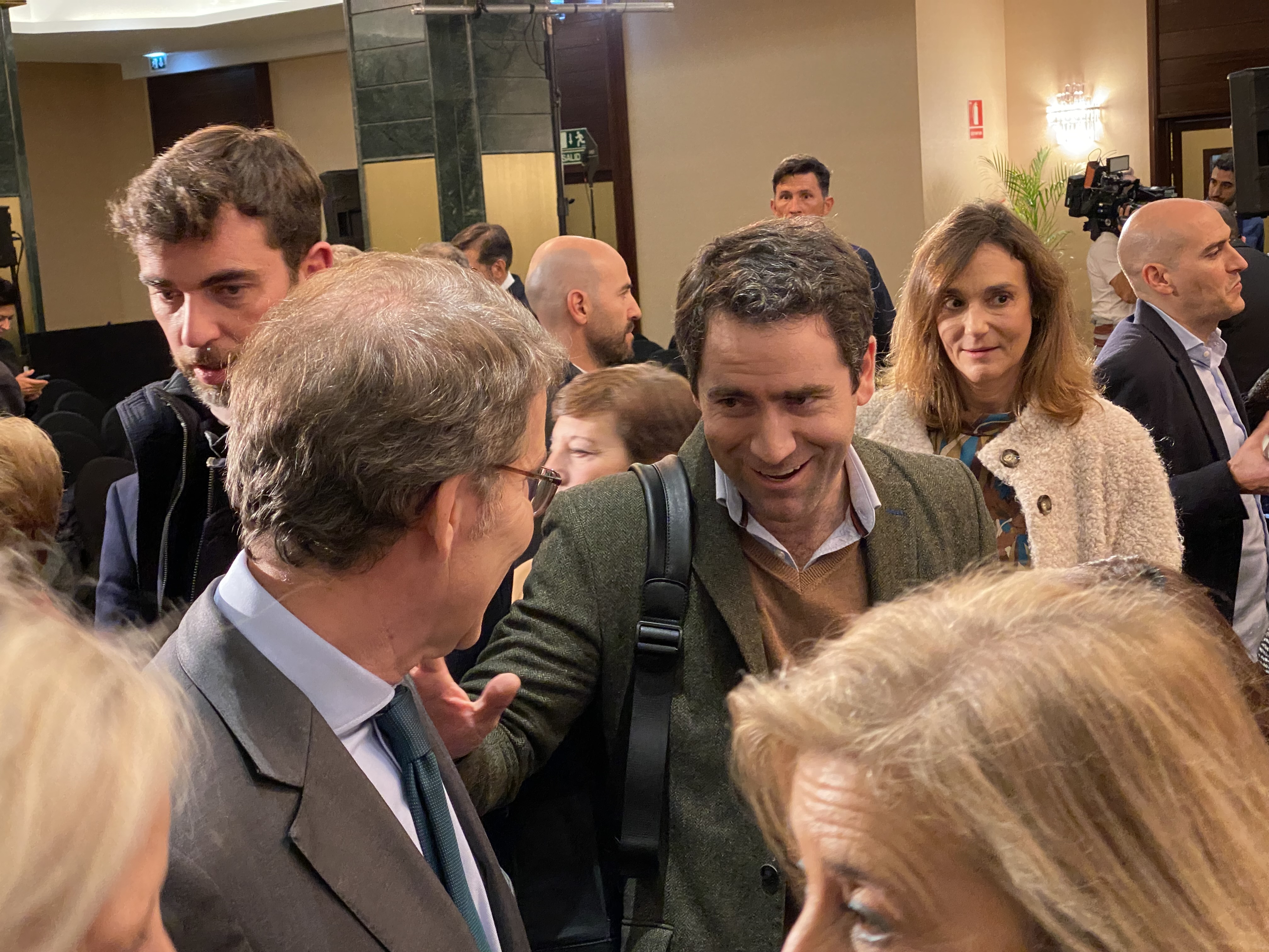 Teodoro García Egea y Alberto Núñez Feijóo en la presentación del libro de González Pons.