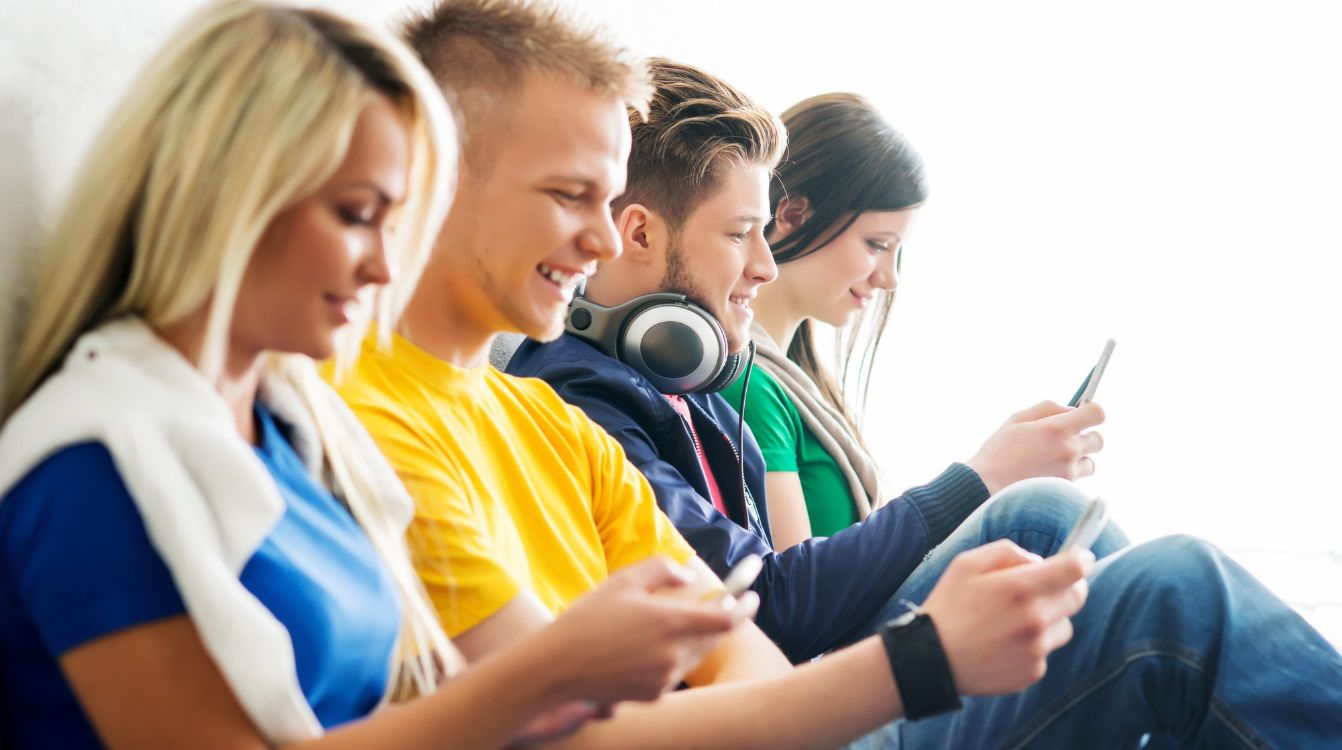 El ocio de los jóvenes cada vez es más digital. © Shutterstock – Maksim Shmeljov