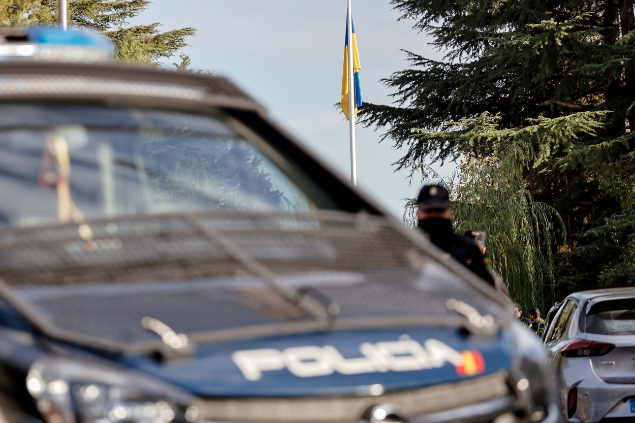 Un agente de la policía, frente a la embajada ucraniana tras registrar la detonación