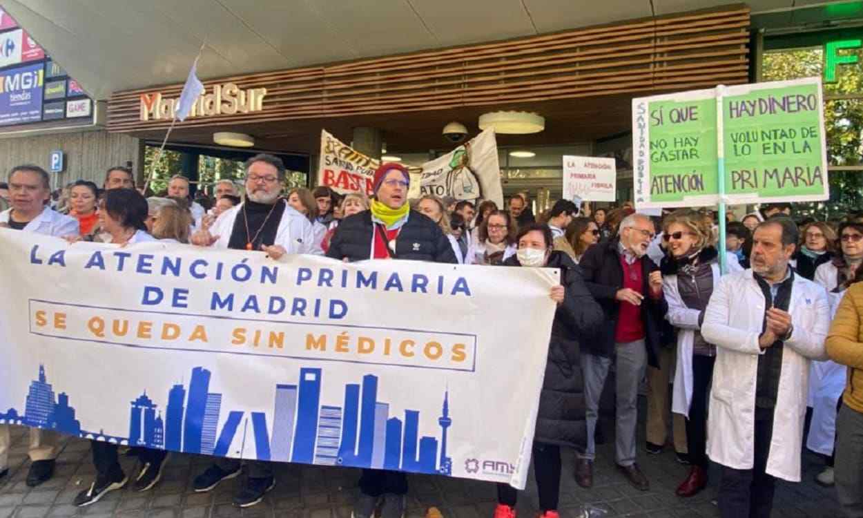 Médicos y pediatras de la Atención Primaria protestan en la Asamblea contra el maltrato de Ayuso. ElPlural