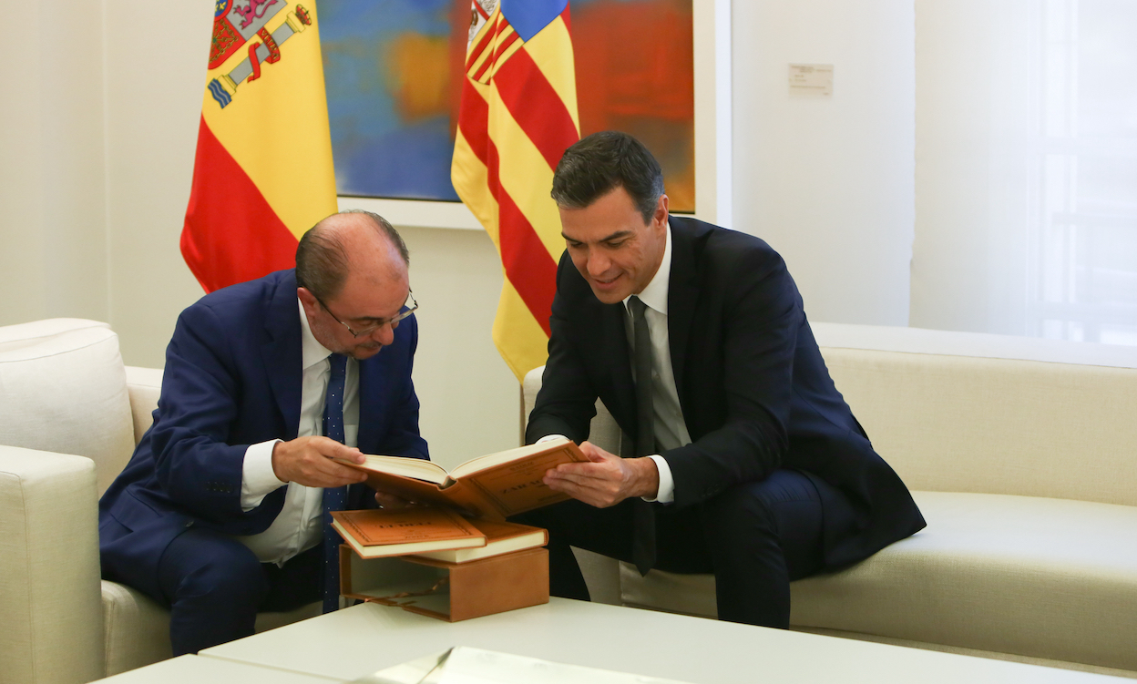 El presidente del Gobierno, Pedro Sánchez, se reúne con el presidente de Aragón, Javier Lambán, en el complejo de La Moncloa. EP