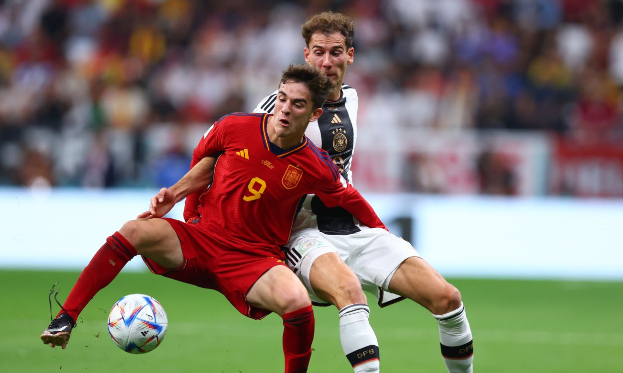 Gavi controla balón ante Goretzka durante el España Alemania del Mundial de Qatar. EP.