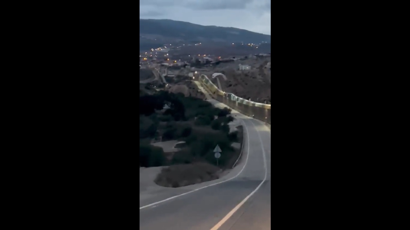 Imagen del migrante cruzando la frontera.