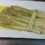 Puerros en pepillote y pollo estofado al vino