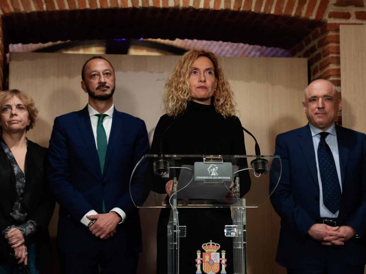 La presidenta del Congreso, Meritxell Batet, rodeada del vicepresidente, Alfonso Rodríguez Gómez de Celis,y el secretario de Estado de Relaciones con las Cortes, Rafael Simancas.