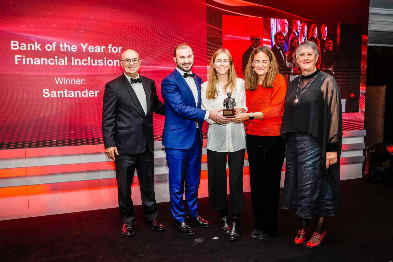 Banco Santander recibe el premio a Banco del Año en Inclusión Financiera de la revista 'The Banker'