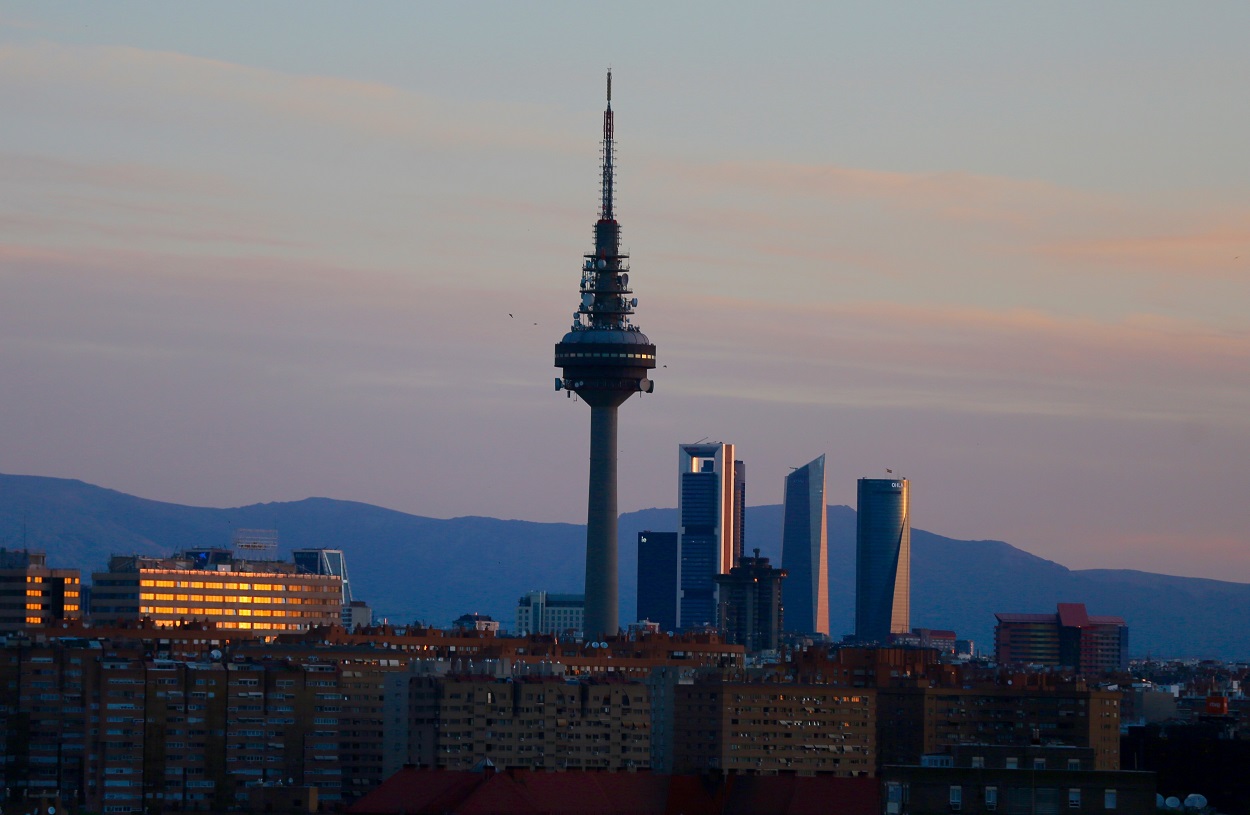 Vistas de las Cuatro Torres de Madrid y de Torrespaña de RTVE, conocida como 'Pirulí' desde el Cerro del Tío Pío. EP.