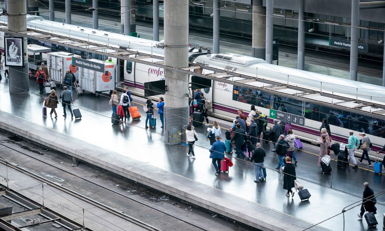 Renfe ofrece más de un millón y medio de plazas en sus trenes AVE, Avlo, Alvia, Euromed, Intercity y Media Distancia para viajar desde este viernes, 2 de diciembre hasta el domingo 11 de diciembre