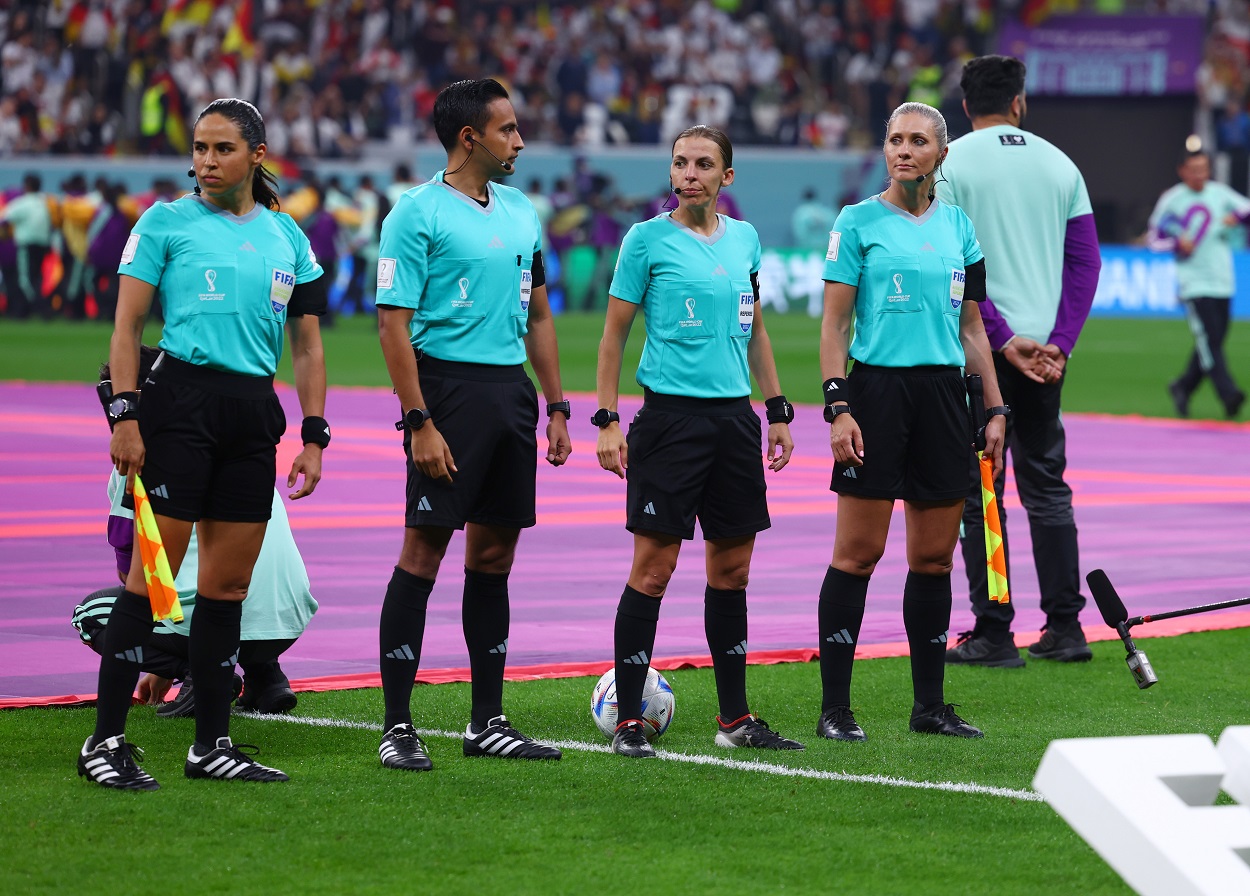 Stéphanie Frappart (centro) y sus asistentes, antes del partido entre Alemania y Costa Rica. EP.